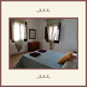 uma fotografia de um quarto com uma cama e um espelho em Casa rural Bohilgues em Vallanca