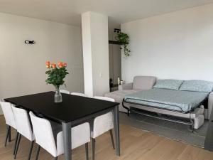 ein Wohnzimmer mit einem Tisch und einem Bett in der Unterkunft SKY in Lugano