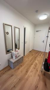 una stanza vuota con pavimenti e specchi in legno di Ferienwohnung Karasek Deluxe a Sattendorf