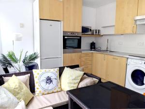 sala de estar con sofá y cocina en Fab 3-bed 3-bath Duplex Oxford Street, Regents Park, Fitzrovia W1, en Londres