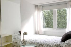 - une chambre blanche avec un lit et une fenêtre dans l'établissement Fab 3-bed 3-bath Duplex Oxford Street, Regents Park, Fitzrovia W1, à Londres
