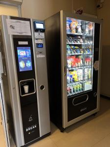 uma máquina de venda automática de bebidas ao lado de um refrigerador de bebidas em Hostal Del Centro Talca em Talca