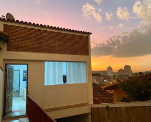 a house with a view of a city at sunset at Pousada Casa de Bragança in Bragança Paulista