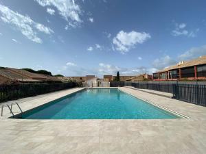 - une piscine d'eau bleue sur une terrasse dans l'établissement Cocoon'House, à Gruissan