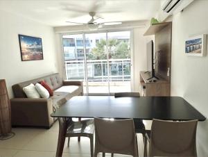 a living room with a table and a couch at Riviera Aquiraz Golf Beach Place Ceará - Apartamento pé na areia in Aquiraz