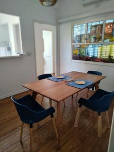drewniany stół i krzesła w pokoju w obiekcie Caminito Apart w BuenosAires