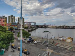 Blick auf eine Stadt mit Fluss und Gebäuden in der Unterkunft Caminito Apart in Buenos Aires