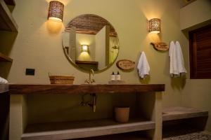 y baño con lavabo y espejo. en Nativa Refugio Escondido en Santa Fe de Antioquia