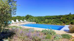 una piscina con tumbonas y una piscina en Clos Lamonzie, en Sarlat-la-Canéda