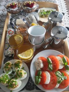 una mesa con platos de comida encima en Orańska, en Międzygórze