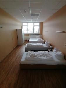 um quarto com três camas e uma janela em 3 Bett Zimmer em Ramstein-Miesenbach