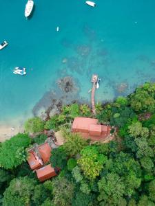 uma vista aérea de um resort perto da água em Casa da Ilha Inn, Ilha Grande em Abraão