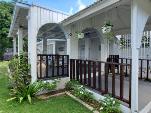una veranda anteriore di una casa con recinzione di CRAB ISLAND ADVENTURES APARTMENTS a Vieques