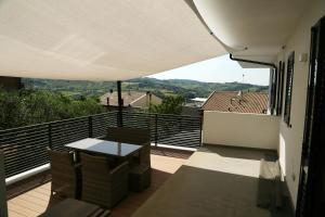 Montiano的住宿－Ca Bianca，设有一个配有桌椅并享有美景的阳台。