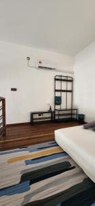 Kamalia Villas في كامبونج بيناريك: غرفة بيضاء مع سرير وسجادة