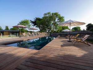 Bazén v ubytování HOTEL LA MARINE nebo v jeho okolí