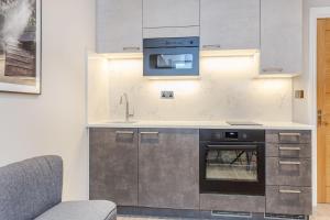 Cleveland Residences Farringdon的厨房或小厨房