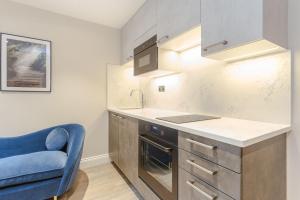 Cleveland Residences Farringdon的厨房或小厨房