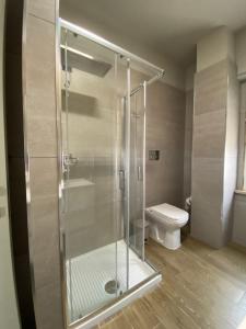 uma casa de banho com um chuveiro e um WC. em Morelli B&B em Rossano Stazione