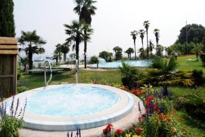 Bazén v ubytování Hotel Du Parc nebo v jeho okolí