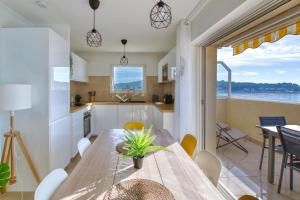 - une cuisine et une salle à manger avec une table et des chaises dans l'établissement Le Panorama, à La Seyne-sur-Mer