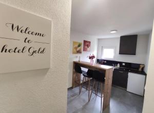 Η κουζίνα ή μικρή κουζίνα στο Gold Apartmani Kozarac +40 φωτογραφίες