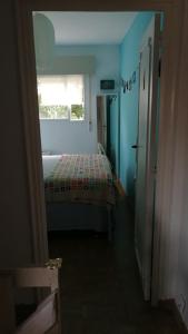 Casita في مدريد: غرفة نوم صغيرة بها سرير ونافذة