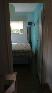 mała sypialnia z łóżkiem i oknem w obiekcie Casita w Madrycie