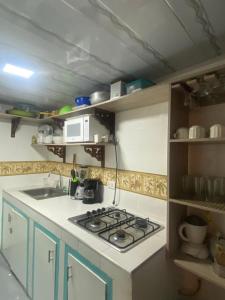una cucina con fornelli e piano di lavoro di Casa Renacer a Cartagena de Indias
