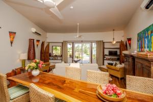 a living room with a table and chairs at La Perla del Caribe - Villa Jade in San Pedro