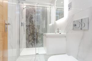伦敦Cleveland Residences Farringdon的带淋浴和水槽的白色浴室