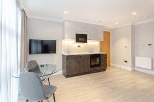 Cleveland Residences Farringdon的厨房或小厨房