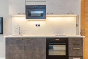 Cleveland Residences Farringdon的厨房或小厨房