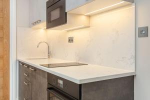 Cleveland Residences Farringdon的厨房或小厨房