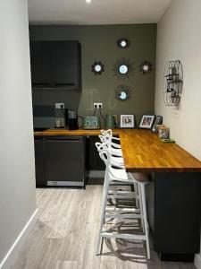 une cuisine avec un comptoir avec des tabourets et une table dans l'établissement Lovely 1-bedroom apartment in London N1, à Londres
