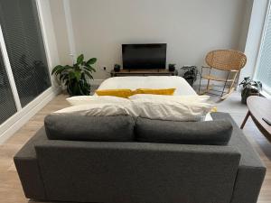 - un canapé dans le salon avec un lit dans l'établissement Lovely 1-bedroom apartment in London N1, à Londres