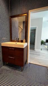 a bathroom with a sink and a mirror on the wall at Lovely 1-bedroom apartment in London N1 in London