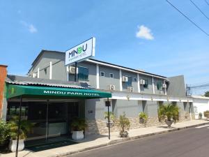马瑙斯Mindú Park Hotel的街道边的摩尔公园酒店
