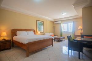- une chambre avec un lit, une table et un bureau dans l'établissement Bay Harbor Luxury 1 bedroom apartments, à Oranjestad