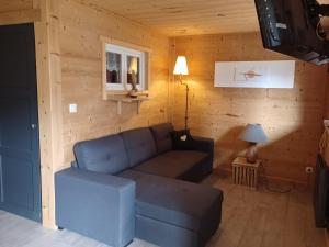 a living room with a blue couch in a cabin at Appartement Albiez-Montrond, 2 pièces, 6 personnes - FR-1-618-19 in Albiez-Montrond