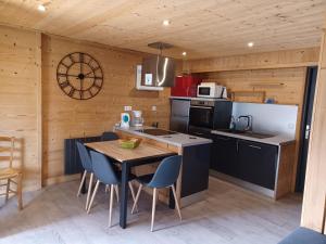 a kitchen with a wooden wall with a table and chairs at Appartement Albiez-Montrond, 2 pièces, 6 personnes - FR-1-618-19 in Albiez-Montrond