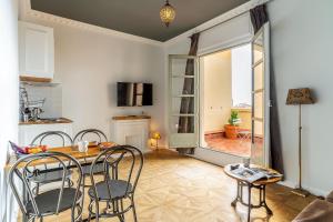 Televízia a/alebo spoločenská miestnosť v ubytovaní Casa Gracia Apartments