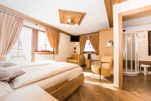 Postel nebo postele na pokoji v ubytování Hotel Capriolo + 37 fotografií