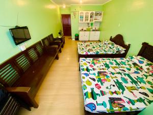 Una cama o camas en una habitación de Albergo Hotel - Studio Condo Unit - Baguio Transient
