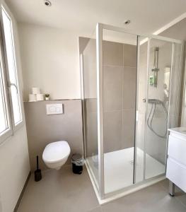 uma casa de banho com um chuveiro e um WC. em Maison de ville tout confort à Cannes et à 10 Minutes à pied de la plage em Cannes