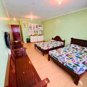 Una cama o camas en una habitación de Albergo Hotel - Studio Condo Unit - Baguio Transient