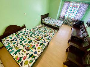 Una cama o camas en una habitación de Albergo Hotel - Studio Condo Unit - Baguio Transient