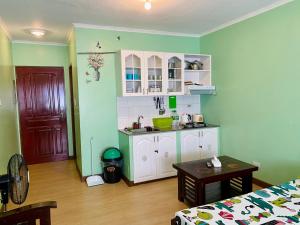Una cocina o kitchenette en Albergo Hotel - Studio Condo Unit - Baguio Transient