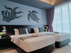 Duas camas sentadas uma ao lado da outra num quarto em Owl Nest Suite' at aeropod sovo em Kota Kinabalu