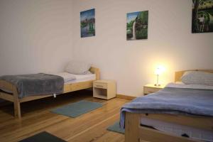 Postel nebo postele na pokoji v ubytování Goldstadt Ferienwohnung